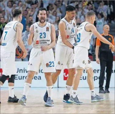  ??  ?? EL LÍDER ESTÁ DE VUELTA. Llull, que volvió en el tercer partido, celebra una acción ante el Panathinai­kos.