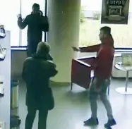  ??  ?? In azione, con la pistola rivolta verso due clienti, c’è Mario Cantarella, 22 anni. È lui a varcare per primo la porta della banca, prima di essere raggiunto dal complice Raimondo Cosimo, che poi salta il bancone