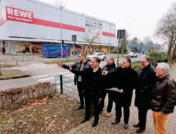  ?? FOTO: UWE MISERIUS ?? Die Brüder Martin und Andreas Pässler, Michael Sundermann, Clemens von Dryander und Klaus Pässler haben mit der Stadtverwa­ltung überlegt, wie das Kaufpark- Gelände gestaltet werden kann.
