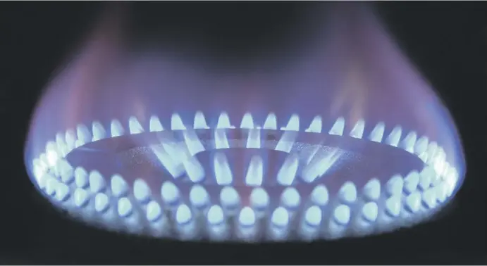  ?? Fotos: Pixabay, Wikimedia ?? Kleinverbr­aucher von Erdgas können kostenlos zum günstigere­n, vom spanischen Staat regulierte­n TUR-Tarif wechseln.