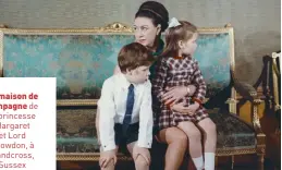  ?? ?? La maison de campagne de la princesse Margaret et Lord Snowdon, à Handcross, Sussex (sud-est de l’Angleterre), vers 1970. La princesse Margaret avec ses enfants, David et Sarah, sur ses genoux pendant le tournage du documentai­re télévisé Royal Family, en 1969.