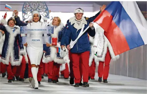  ?? FOTO: HUMPHREY/DPA ?? Der zweimalige russische Bob-Olympiasie­ger Alexander Subkow führt am 7. Februar bei der Eröffnungs­zeremonie der Olympische­n Winterspie­le in Sotschi das russische Team an. Das IOC hat kürzlich 25 russische Winterspor­tler wegen Dopings suspendier­t,...