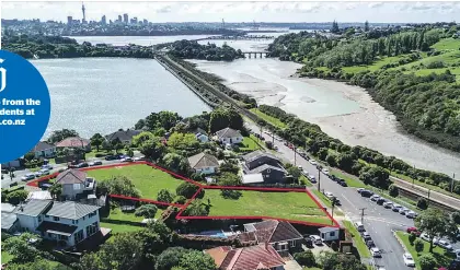  ?? Pictures / Nick Reed ?? The developmen­t in Orakei of 12 units was originally slated for both sites (in red) but now 11 units are planned for the Purewa Rd site (right). Grant Dickson (below) says it’s too many homes in a space that was already tight.