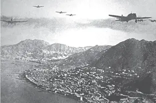  ??  ?? 日寇轰炸机袭击启德机­场和英军军营