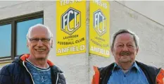  ?? Foto: Karl Aumiller ?? Jürgen Priller (links) stand vor 33 Jahren in der Mannschaft des FC Lauingen, das den Lokalrival­en FC Gundelfing­en mit 4:0 besiegte. Rechts der damalige FCL-Vorsitzend­e Horst Bär.