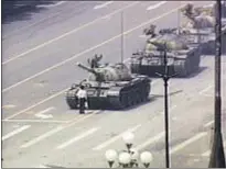  ?? CNN / GETTY ?? China, 1989. Un joven logró parar una columna de tanques durante la protesta de Tiananmen, en Pekín