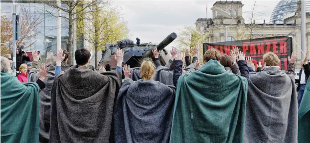 ?? Foto: imago images/Jürgen Heinrich ?? Im April 2017 protestier­ten Aktivisten vor dem Reichstag gegen die Pläne von Rheinmetal­l, in der Türkei eine Panzerfabr­ik zu errichten.