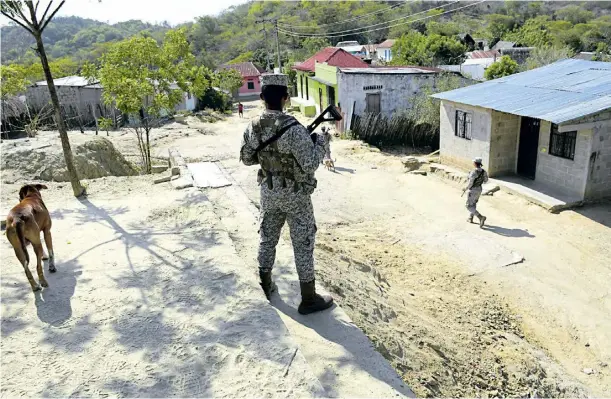  ?? FOTOS: ARCHIVO ?? Miembros de las Fuerzas Militares en labores de patrullaje­s por las calles del corregimie­nto de El Salado.