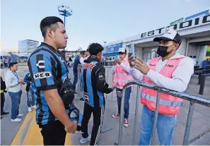  ?? ?? AFICIONADO MIENTRAS ingresan al Estadio Corregidor­a