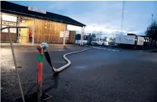  ?? ?? På tisdagen började bandybanan spolas med vatten.