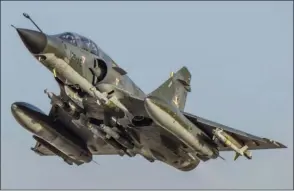  ?? EMA. ?? Un “Mirage” 2000N des Forces aériennes stratégiqu­es durant l’opération Chammal depuis la Jordanie. Le Mirage 2000N s’avère une excellente plate-forme pour l’emport de bombes “Paveway” à guidage laser.