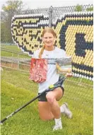  ?? JEFFREY F. BILL/BALTIMORE SUN MEDIA ?? Catonsvill­e senior attacker Adele Jones shows off some of her artwork before a practice.