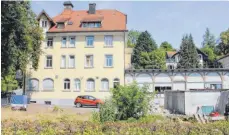  ?? FOTO: BEE ?? Der „Baumgarten“steht seit Anfang des Jahres leer, der Flachdacha­nbau rechts wird einem dreistöcki­gen Neubau weichen.