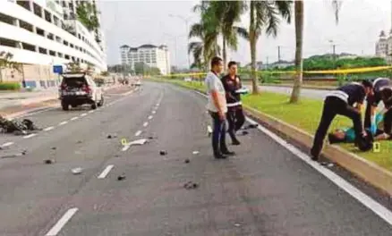  ?? [FOTO IHSAN PDRM] ?? Penjenayah meragut beg sandang milik pelajar universiti maut dilanggar mangsanya, berhampira­n Pangsapuri Garden @One South, semalam.