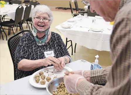  ?? CHERYL CLOCK THE ST. CATHARINES STANDARD ?? Hospice Niagara has produced a series of recipes for people living with an illness such as cancer, and the side effects of treatments and medication­s. Denyse Hills, 71, had fun making Peanut Butter Protein Bites, during a recent day hospice program in...