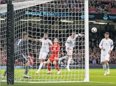  ??  ?? RECITAL. Momento en el que Sergio Ramos marca el segundo gol de España en Cardiff.