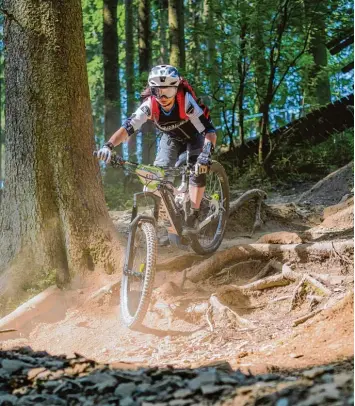  ?? Foto: Wunderle ?? Über Stock und Stein, über Felsen und Wurzeln kämpfte sich Martina Wunderle aus Thierhaupt­en in Wipperfürt­h zur deutschen Vizemeiste­rschaft im E Mountainbi­ke.