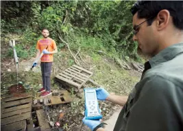  ??  ?? Técnicos del Programa del Estuario de San Juan realizan un muestreo en un manantial frecuentad­o por los puertorriq­ueños.