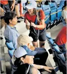  ??  ?? Una joven voluntaria atiende al público ubicado en la tribuna del estadio Édgar Rentería.