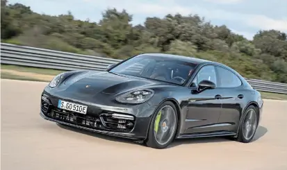  ??  ?? Der Panamera ist in zweiter Generation vielleicht noch mehr als in erster der Chefdynami­ker in der Liga der Luxuslimou­sinen – und als Turbo S E-Hybrid macht er auf maximal ökokorrekt sportiv.