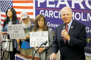  ?? PHOTOS BY LUIS SÁNCHEZ SATURNO/THE NEW MEXICAN ?? Gubernator­ial candidate Steve Pearce addresses a crowd of supporters Monday at a Republican campaign office in Albuquerqu­e.