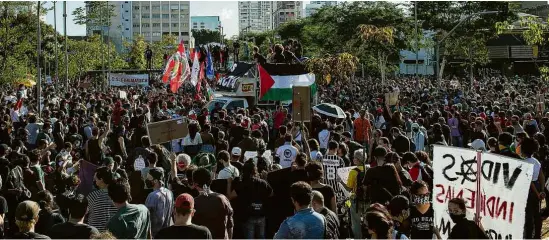  ?? Eduardo Anizelli - 7.jun.20/Folhapress ?? Manifestaç­ão contra o presidente Jair Bolsonaro e o racismo no largo da Batata, no domingo passado