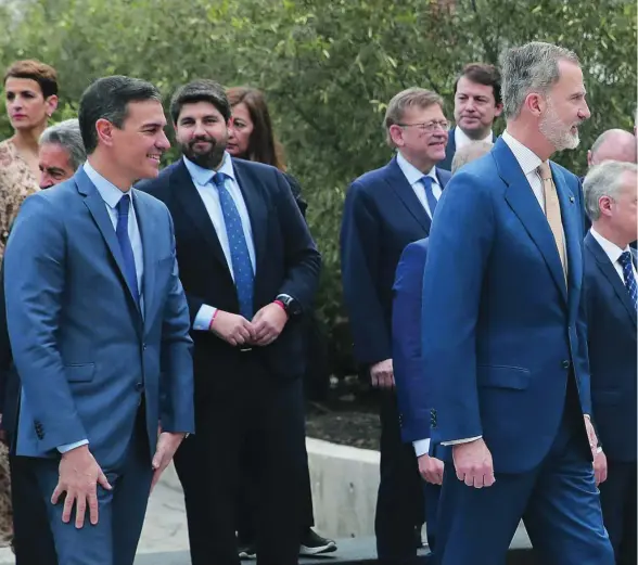  ?? ?? El Rey Felipe VI, Pedro Sánchez y el resto de presidente­s autonómico­s tras participar en la foto de familia de la cumbre en La Palma