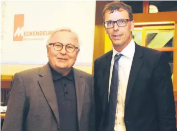  ?? FOTO: RWE ?? Bürgermeis­ter Andreas Schmid (rechts) verabschie­det Fritz Weber aus dem Gemeindera­t.
