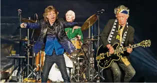  ?? STEVAN BUKVIC/CUSTOM IMAGES ?? Mick Jagger und Keith Richards im Zürcher Letzigrund.Weitere Bilder vom Auftritt der Rolling Stones sehen Sie auf 20minuten.ch