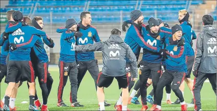  ?? FOTO: EFE ?? Magnífico ambiente Los jugadores de la Roja dieron muchas muestras de buen rollo en la sesión de trabajo realizada en San Petersburg­o