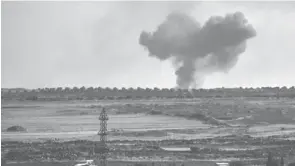  ??  ?? De la fumée s’échappant à l’horizon après des bombardeme­nts, près de la ville de Al-Harah, dans la province de Deraa au Sud de la Syrie, le 16 juillet.