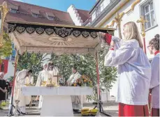  ?? FOTO: HELMUT LANGE ?? Unter freiem Himmel im Spitalhof fand der Fronleichn­amsgottesd­ienst in Biberach statt.