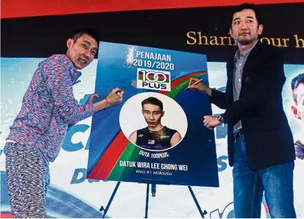  ?? — MOHD SAHAR MISNI/ The Star ?? Huge boost: Lee Chong Wei (left) signing a new two-year contract with long-term sponsor 100PLUS in Putrajaya yesterday.