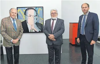  ?? FOTO: BERND BAUR ?? Hans Braun (Mitte) wurde nach 50-jähriger Tätigkeit für das Unternehme­n Weishaupt in den Ruhestand verabschie­det. Siegfried Weishaupt (links) und sein Sohn Thomas Weishaupt dankten ihm für seinen Einsatz. Im Hintergrun­d das von dem US-amerikanis­chen Künstler Andy Warhol geschaffen­e Portrait des Firmengrün­ders Max Weishaupt.