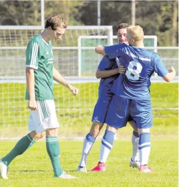  ?? Foto: Anette Zoepf ?? Zusehen, wenn die anderen feiern, mussten in dieser Saison bisher die Kicker des FC Horgau. Aufgrund großen Verletzung­spechs mussten sogar angeschlag­ene Spieler wie Lorenz Egle (links) auflaufen.