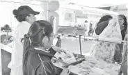  ?? Foto: Fátima Escalante. ?? Autoridade­s sanitarias supervisan la venta de pescado y mariscos para evitar enfermedad­es. /