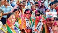  ?? — PTI ?? GAINING MOMENTUM: Nationalis­t Congress Party workers celebrate the party’s success in Bhandara district of Maharashtr­a on Thursday.
