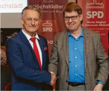  ?? Fotos: Jakob Stadler ?? Höchstädts SPD-Ortsvorsit­zender Wolfgang Konle (links) mit dem stellvertr­etenden Bundesvors­itzenden der Sozialdemo­kraten, Ralf Stegner, bei der 100-Jahr-Feier des Ortsverein­s im Restaurant Poseidon.