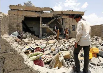  ?? PHOTOS: YAHYA ARHAB/EPA ?? BIG DEATH TOLL: Yemenis sort through the rubble of a hotel hit by Saudi-led airstrikes on the northern outskirts of Sanaa.