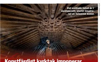  ??  ?? Det snidade taket är i mudéjarsti­l, starkt inspirerat av islamisk konst.