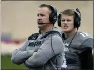  ?? NAM Y. HUH — THE ASSOCIATED PRESS FILE ?? Northweste­rn head coach Pat Fitzgerald, left, watches his team against Wisconsin in Evanston, Ill.