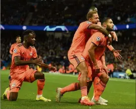  ?? (Photo AFP) ?? Porté par un immense Fekir, l’Olympique Lyonnais a créé la sensation en s’imposant sur la pelouse de Manchester City, hier soir.