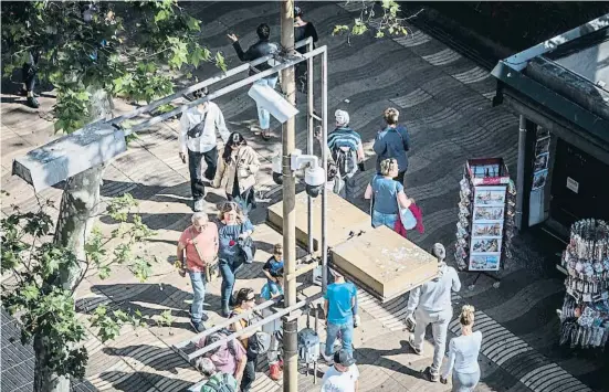  ?? Lli ert Teixidó ?? En el espacio público de Barcelona y el resto de Catalunya, la instalació­n de cámaras, como la de la Rambla, ha de justificar­se policialme­nte