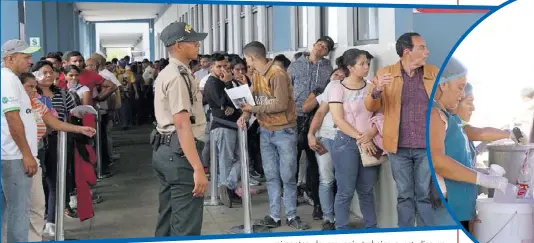  ?? FOTO/EFE ?? Venezolano­s hacen largas filas en el Centro Binacional de Atención Fronteriza en la ciudad fronteriza de Tumbes.