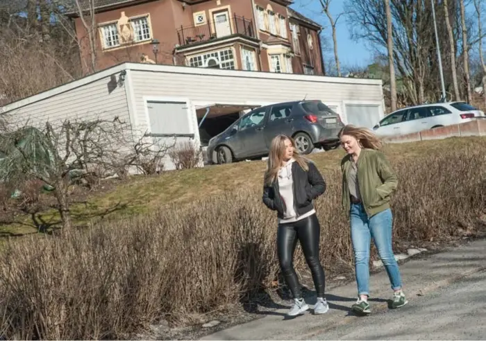  ?? FOTO: ROLF ANDERSSON ?? SVÅRT ATT BO KVAR. Nina Dahlborg och Alma Nordner bor bägge i Danderyd och tycker möjlighete­rna att stanna kvar i kommunen borde bli bättre.
