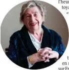  ??  ?? Héritière. Marion Chesney, alias M. C. Beaton, signe les aventures d’« Agatha Raisin » (vingt-sept au total) dans la pure tradition de celles d’Agatha Christie.