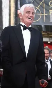  ??  ?? Jean-Paul Belmondo, rayonnant sur le tapis rouge de Cannes en , pour recevoir sa palme d’honneur. Et Bebel dans toute sa splendeur en , à l’heure où l’acteur champion du box- office réglait ses propres cascades depuis un ponton de l’île...