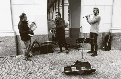  ?? Foto: Peter Clemente ?? Saxofonist Mulo Francel (Bildmitte) im Münchner Hofgarten mit seinen Musikerfre­unden Andreas Binder (links) und Philipp Sterzer.