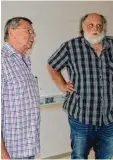  ??  ?? Gerhard Fischer (links) und Joseph Joas (rechts) beraten über die nächsten Schritte auf dem Bau. In wenigen Wo chen ist die teilweise Eröffnung.