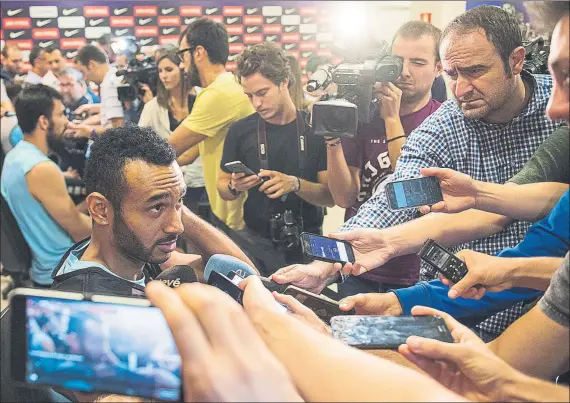  ?? FOTO: PERE PUNTÍ ?? Adam Hanga, atendiendo a los medios de comunicaci­ón ayer durante el ‘media day’ del Barça Lassa. Los jugadores del Barça confían en conformar un equipo muy competitiv­o